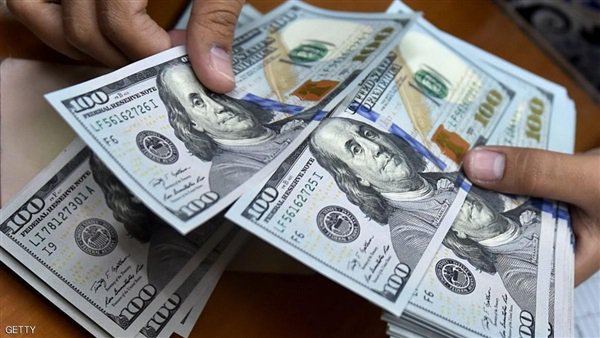 رئيس بنك القاهرة يكشف أسباب انخفاض سعر الدولار
