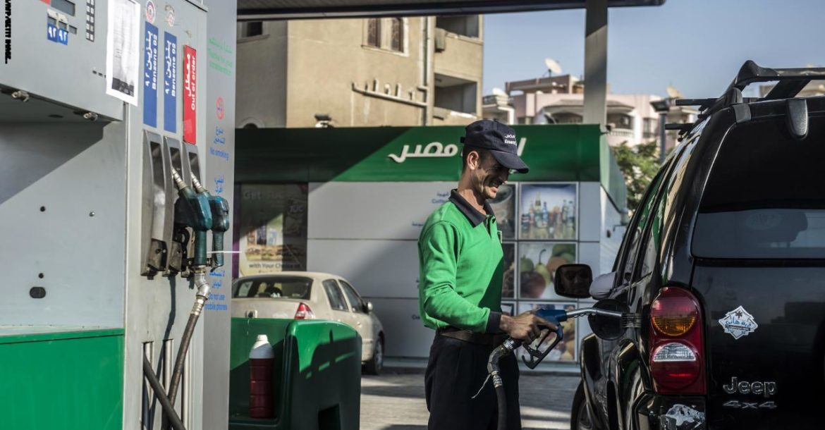 بعد الازدحام الشديد بالمحطات.. البترول تكشف حقيقة زيادة أسعار البنزين